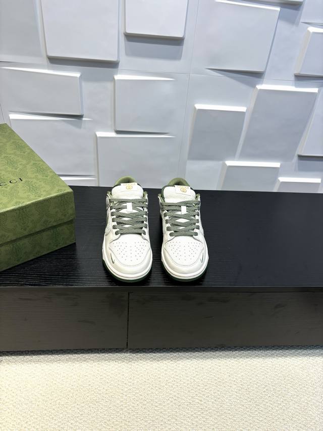 工厂价： Gucci联名dunk耐克 官方最新款 Gucci x Nike Dunk SB 系列 东莞大厂 出品 鞋身以米白色帆布作为主色调，搭配米白皮革框架覆