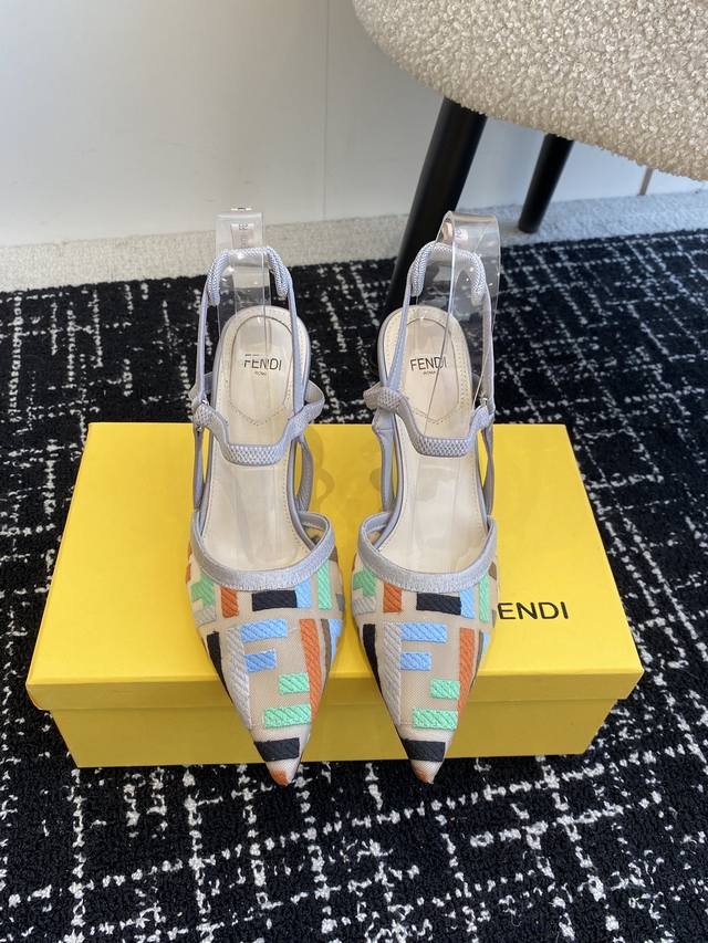 代购级 Fendi 24ss 芬迪系列 双FF 尖头 高跟 凉鞋 每年必备FF拖今年还加了新的系列，美到无法言喻 绝好的穿着舒适感可是经典必备，各种风格搭配都H