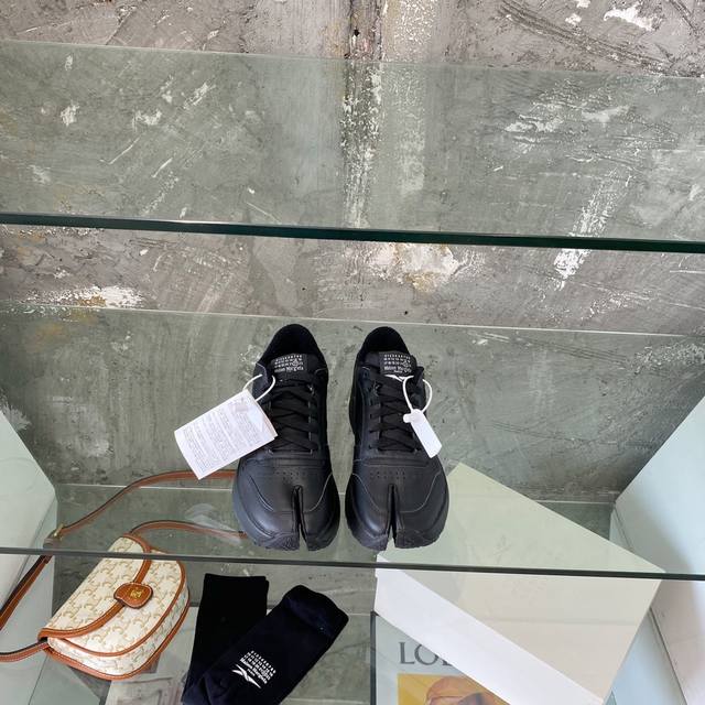 搭配袜子另+15 Maison Margiela × Reebok联名款分趾鞋 马吉拉锐步全新联名再度来袭 整体造型相当抢眼 个性十足上脚绝对是帅到没朋友 码数