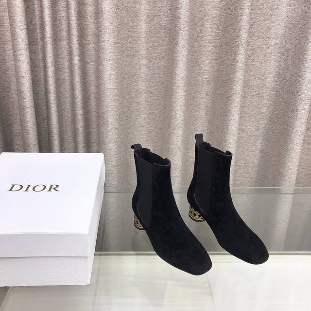 Dior冬季新款 高跟及踝短靴，这款 Dior Icon 带跟及踝靴是2024冬季成衣系列新品，彰显 Dior 的经典标识和高订精神。绒面鞋面，两侧搭配弹力饰带