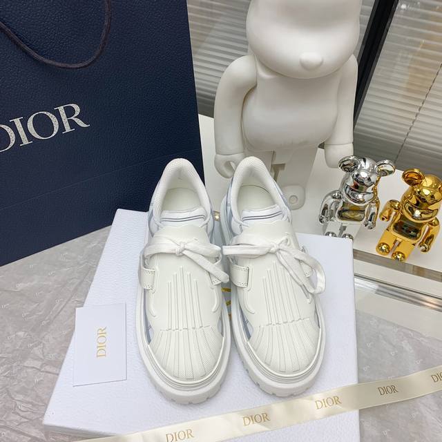 Dior-ID贝壳头休闲运动鞋最新反光款 采用科技面，用闪光灯拍会有反光效果，特别好看！鞋面采用半透明织物材质，整体上脚特别好看。原版TPU开模大底 Size: