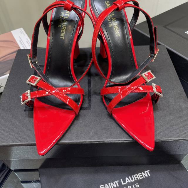 SAIN* LAURENT 圣罗兰YSL 烤漆跟高跟凉鞋经典logo字母设计，上脚超美，原版1:1开模，官网同步 面料：漆皮 垫脚：进口羊皮 鞋底：意大利真皮大