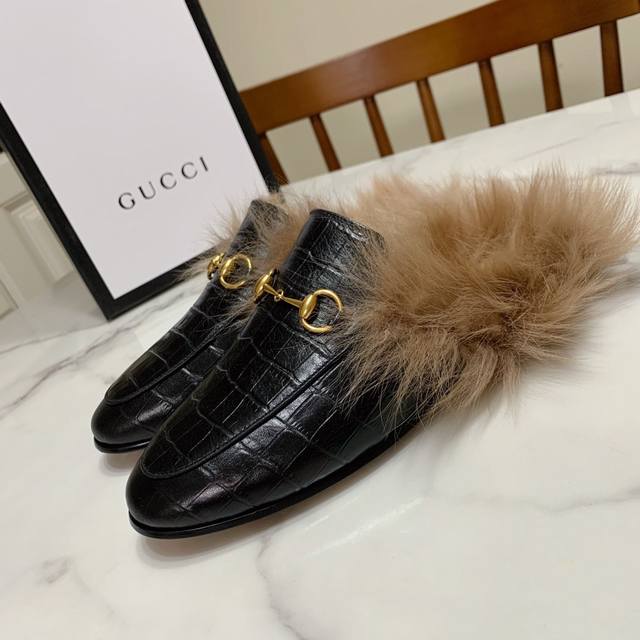 Gucci 古奇 毛毛拖，一款火爆时尚圈的毛毛鞋，佟丽娅，杨幂，娜扎同款，所有网红明星街拍潮人都在穿 鞋面为石头纹牛皮，里垫为托斯卡纳羊毛，真皮大底 码数：35