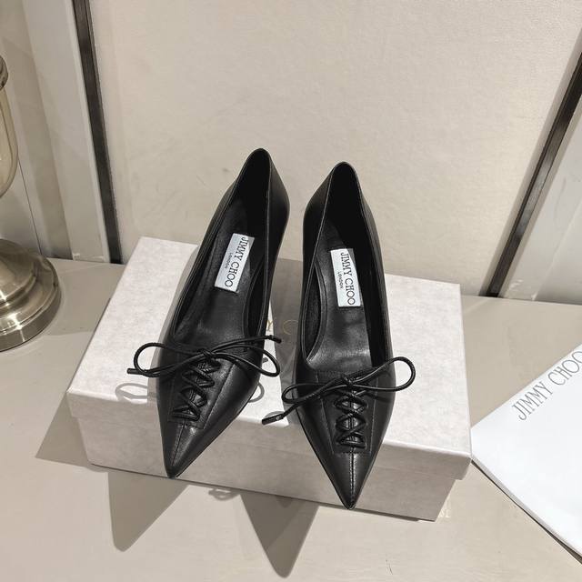 jimmychoo2024秋季米兰发布！ 视角回溯品牌初创时期充满矛盾张力的风格: Scarlett高跟鞋延续滴跟设计，如塑身衣般的系带打造迷人纤细足尖； Di