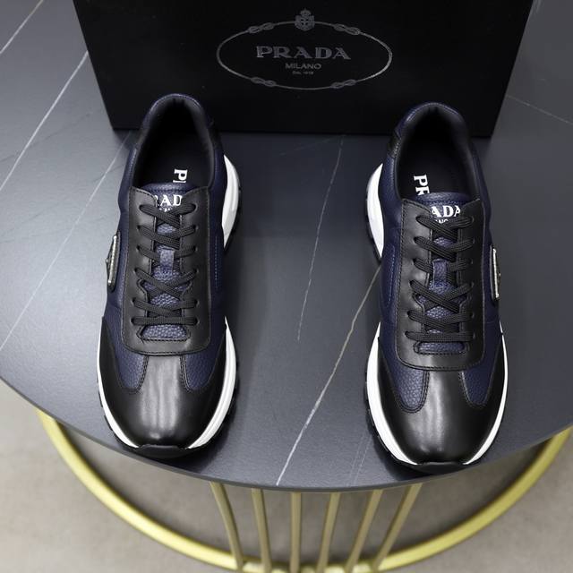 顶级原单 品牌：PRADA 普拉达 标准码：男码38 44 45可以定做 等级：官网同款 材料：原版牛皮 牛皮内里 原版组合双色耐磨柔软大底 款式类别：休闲运动