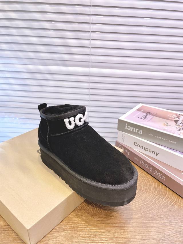 UGG P: 女款Size：35-41 ugg电绣雪地靴 型号：1165096毛巾绣款 2024新款上线毛茸茸扣子，皮毛一体内里，5cm组合EVA大底，轻便又舒