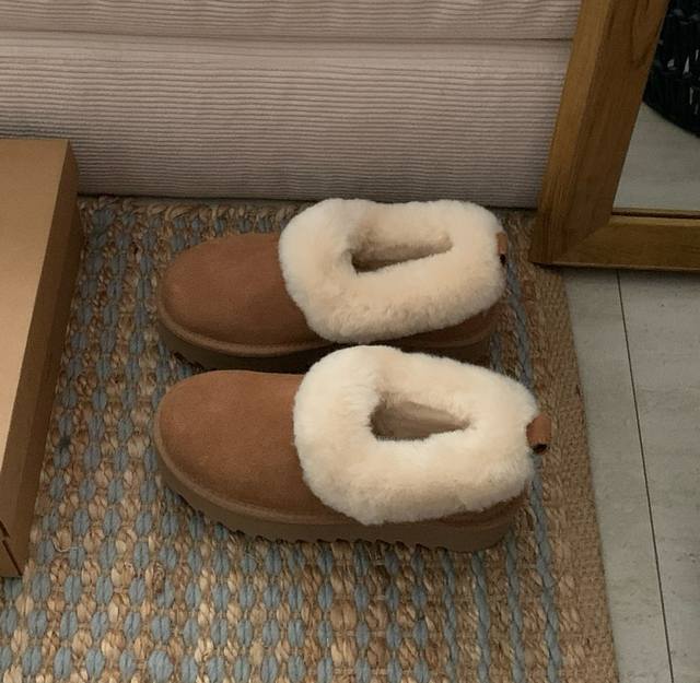 UGG P: 女款Size：35-40 UGG最新款齿轮大底 官网同步妮塔便鞋 厚度款 白鹿同款UGG妮塔 一脚蹬设计 方便又好穿 加厚鞋底秒变大长腿