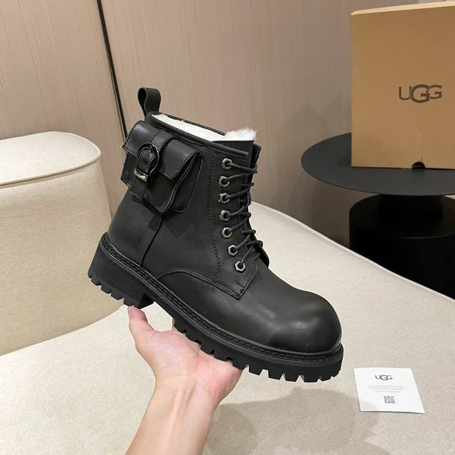 UGG2024 工装复古 羊毛靴。 时尚百搭短靴。 面料 ：黑色，棕色牛皮. 灰色 内里 ：纯澳洲进口皮毛一体百分之百的全羊毛 款式 ：.简约百搭 .时尚复古风