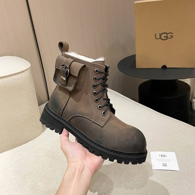 UGG2024 工装复古 羊毛靴。 时尚百搭短靴。 面料 ：黑色，棕色牛皮. 灰色 内里 ：纯澳洲进口皮毛一体百分之百的全羊毛 款式 ：.简约百搭 .时尚复古风