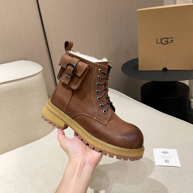 UGG2024 工装复古 羊毛靴。 时尚百搭短靴。 面料 ：黑色，棕色牛皮. 灰色 内里 ：纯澳洲进口皮毛一体百分之百的全羊毛 款式 ：.简约百搭 .时尚复古风