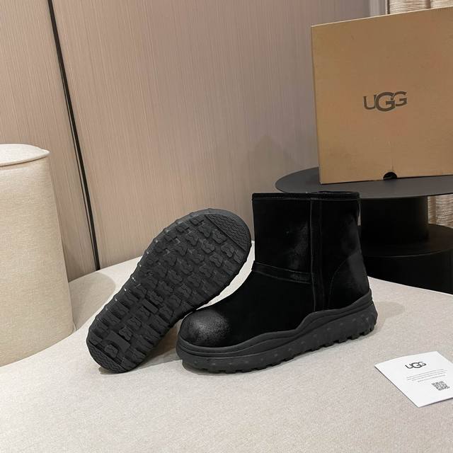 UGG. 2024。独家首发羊毛靴。现货供应 . 材质：面料，牛反绒 内里.垫脚.澳洲进口纯羊毛。 工艺。永远不开胶 鞋身和大底车为一体 全鞋防水工艺。纯手工擦