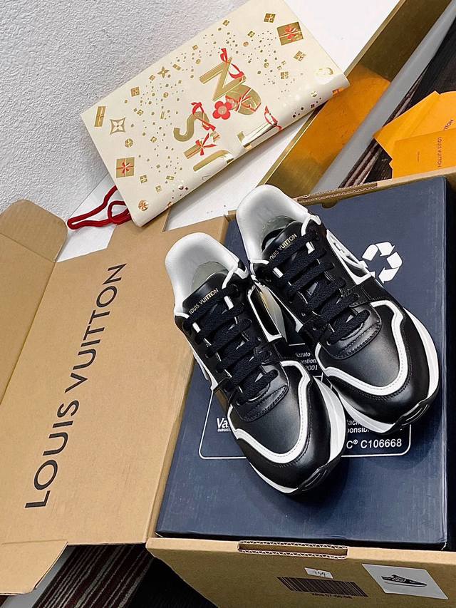 新款 专柜同步飞机盒包装 louis vuitton ss24 new arrival～Lv 2024春夏 new runaway 运动鞋 原版9060 购入，