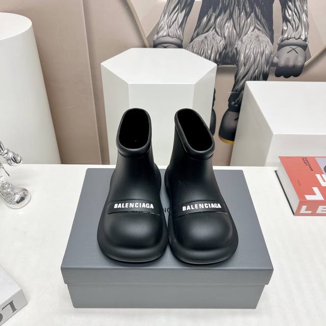 独家顶级版本 BALENCIAG*巴黎世*家vs秋冬新款雨靴系列 娃娃头字母雨靴 新款上架这款平底在欧美街拍中出境率超高，ins也是火了一把，调鞋楦都调