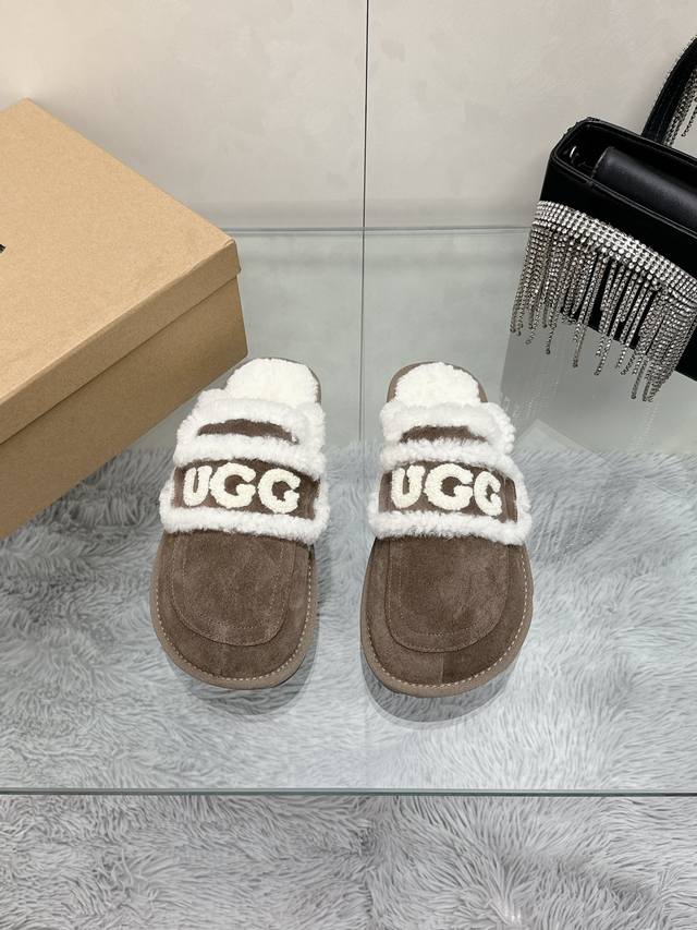 工厂价： 皮毛一体 UGG 24刺绣logo拖鞋火爆来袭 一眼就上头的款式 胖胖的方圆头鞋 加上羊毛边边logo 憨憨的可爱，秋冬穿搭必备单品鞋身很轻巧 不论居