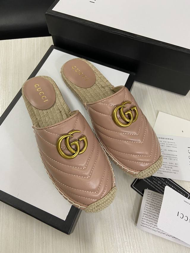 GUCCI 半拖 长期做货官网最新款，原版1:1 开模橡胶注塑一体麻底，新款布面搭配经典双G饰扣 平底休闲，上脚舒适 面料：进口山羊皮 内里 垫脚羊皮 码数：3