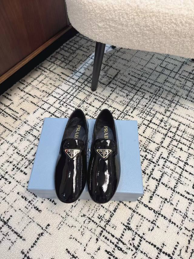 工厂P PRADA 24ss 普拉达春夏新品 实力来袭 Prada Glow限时店很闪亮的单品 玛丽珍单鞋 芭蕾舞鞋 超级爆系列爆品，各大网红明星乔欣，程潇，刘