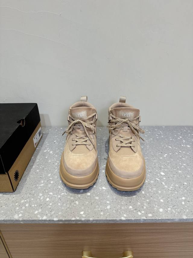 限男款 UGG 系带 厚底 轮胎 休闲靴 户外 工装风 短靴 马丁靴 原版购入开发 做货 UGG轮胎休闲靴 这款靴子比一般马丁靴轻很多 并旦鞋面采用防泼水科技去