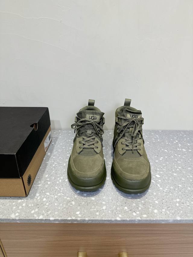 限男款 UGG 系带 厚底 轮胎 休闲靴 户外 工装风 短靴 马丁靴 原版购入开发 做货 UGG轮胎休闲靴 这款靴子比一般马丁靴轻很多 并旦鞋面采用防泼水科技去