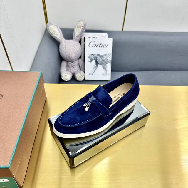 LP诺悠翩雅 Loro Piana 拖鞋 LP Summer Charms Slipper 拖鞋，这款绒面羊皮革拖鞋配有Loro Piana My Charms