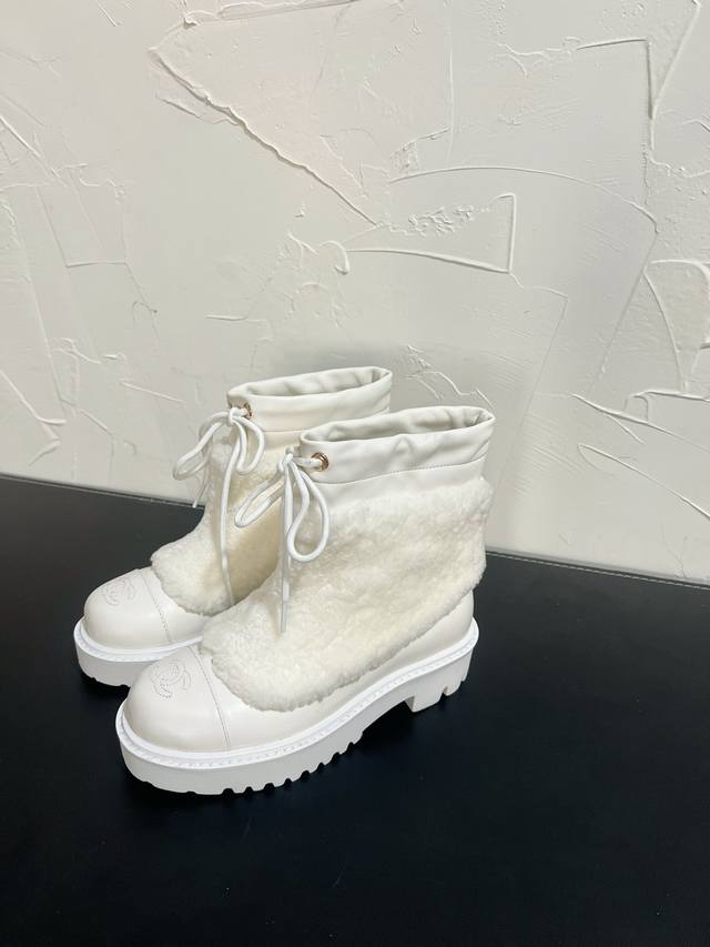 CHANEL 皮毛一体雪地靴 羊羔毛雪地靴 12月的雪季 已经按耐不住了，想去禾木看徒步踩雪~也想去吉林滑雪看雾淞的。御寒雪地靴安排上了. 秋冬高端定制，各大明