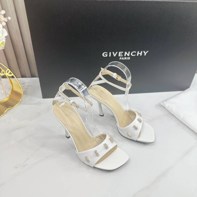 出厂 2024SSS 重磅推出GIVENCHY 纪梵希 春夏新款 品牌标志性的一如既往地呈现复古优雅，各种造型都能轻松驾驭。 1鞋面：釆用头成牛皮 2内里：进口