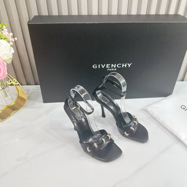 出厂 2024SSS 重磅推出GIVENCHY 纪梵希 春夏新款 品牌标志性的一如既往地呈现复古优雅，各种造型都能轻松驾驭。 1鞋面：釆用头成牛皮 2内里：进口