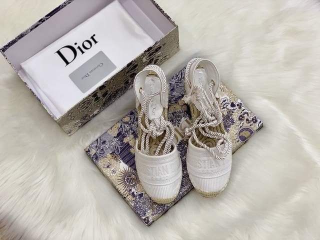 Dior 爆款迪奥字母刺绣绑带流苏坡跟凉鞋 OBLIQUE图案提花刺绣帆布草编渔夫凉鞋 复古文艺小清新 鞋面全电脑精密刺绣 “Christian Dior”复古