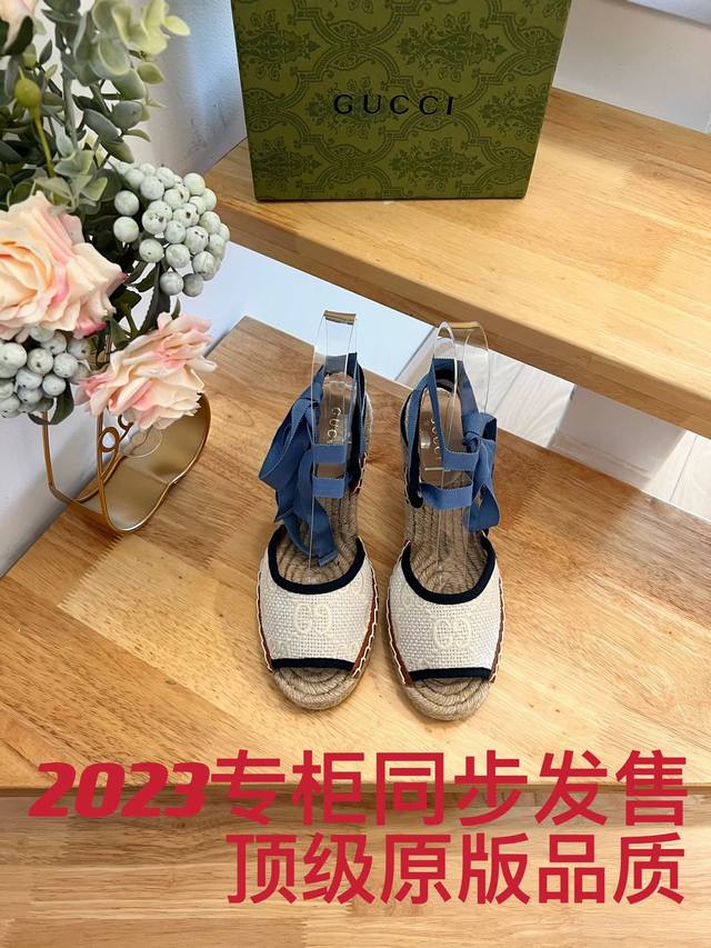 古奇 GUCCI 坡跟凉鞋早春草编鞋，这款女上绳底鞋巧妙融入品牌最具代表性的元素之- 象牙白和白色GG刺绣棉钩织布 女士 蓝色织物滚边 绳编防水台搭配橡胶鞋底