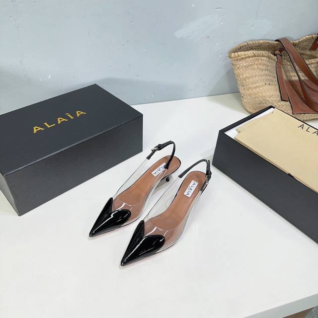 高品质出厂 ！小众潮牌独最新爆品小红书火推 AlAIA24春夏新款爱心胶片尖头细跟后空凉拖系列推出 无数的名设计师都把他看作“DesignerofDesigne