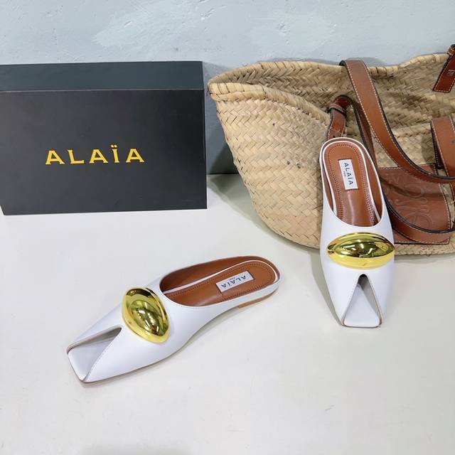 高品质出厂扣子 ！小众潮牌 ALAIA 春夏最新鱼嘴五金扣简易平底拖鞋 足尖上的性感之资 精致的同时还具有时髦利落 摩登气场 鞋面采用进口头层牛皮 内里垫脚进口