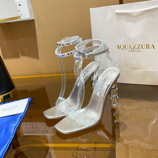 Aquazzura 新款凉鞋 面料采用原版定制羊皮制成，饰有闪闪发光的施华洛奇水钻，并配有水晶镶嵌的鞋跟。适合派对的设计适用各种套裙，连衣裙晚礼服，夜场各种款式