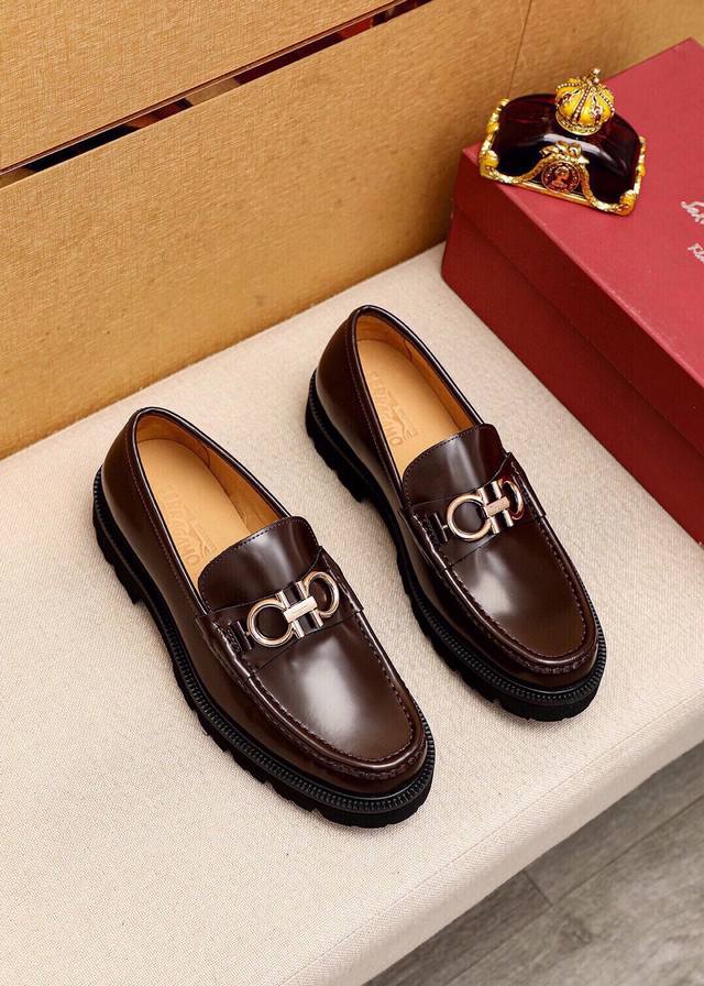 商品商标：Ferragamo 菲拉格慕 休闲皮鞋 正码码数: 38-44 45.46订制 商品材料：精选 进口头层开边珠牛皮鞋面+奢华五金扣，进口水染牛皮内里。