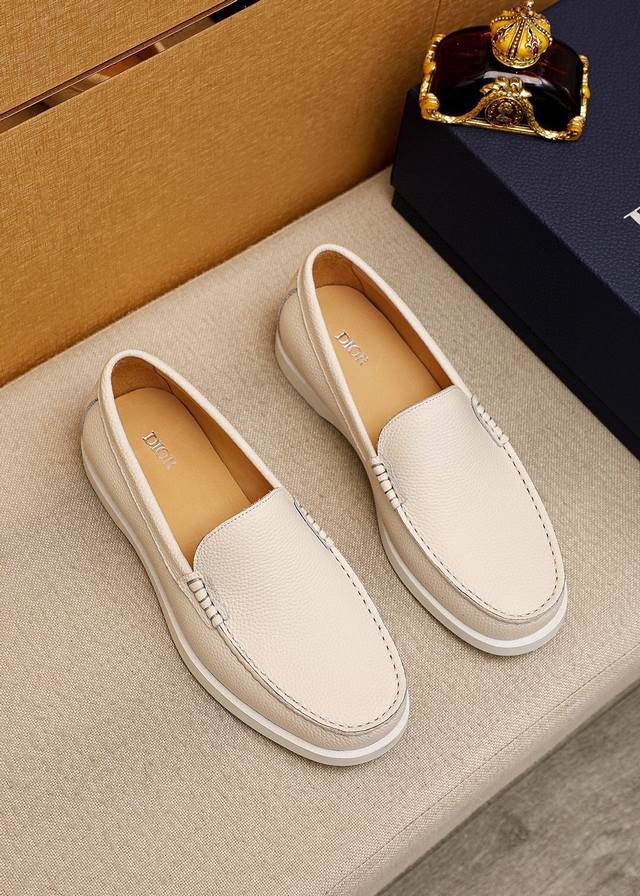 商品商标：Dior 迪奥 休闲皮鞋 正码码数: 38-44 45.46.47订做 商品材料：精选 意大利进口头层荔枝小牛皮鞋面，进口水染牛皮内里。强烈立体视觉效