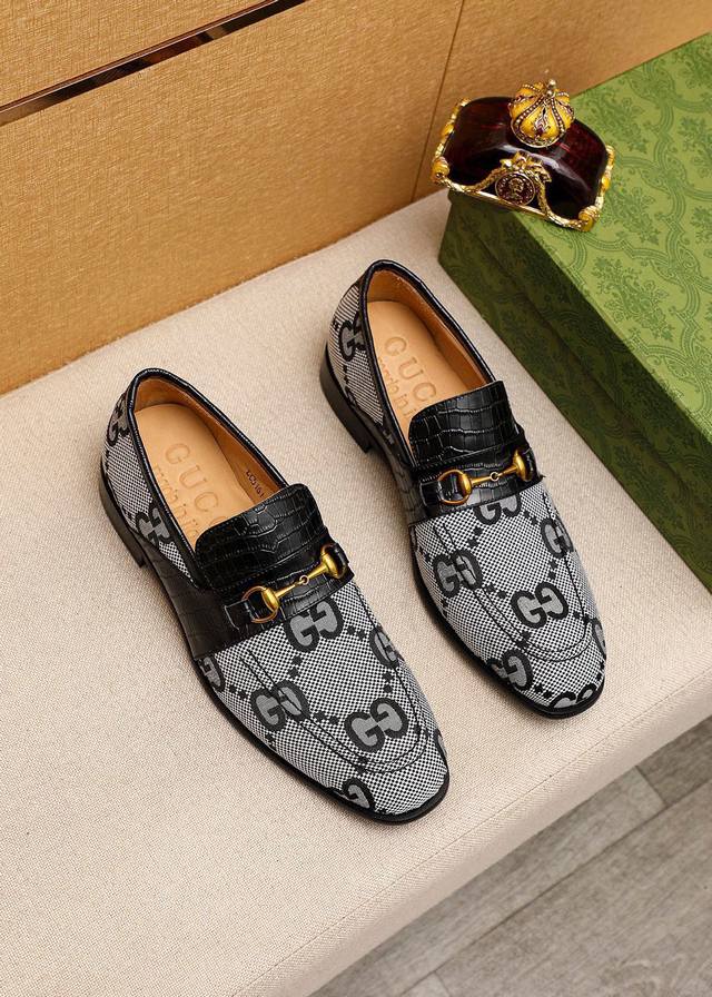 商品商标：GUCCI 古驰 休闲皮鞋 正码码数: 38-44 45.46.47订制 商品材料：精选 进口头层布料鞋面+原版五金扣，进口牛皮内里。强烈立体视觉效果