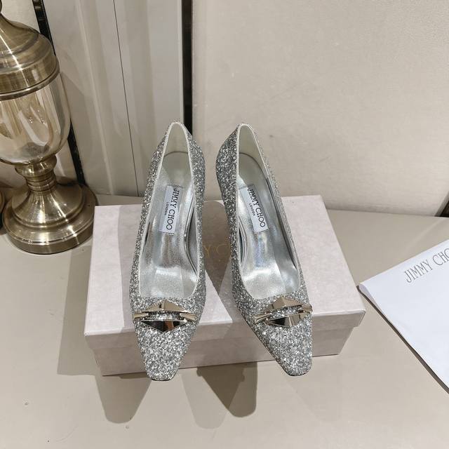 Jimmychoo2024SS.早秋链饰弧形高跟鞋.独家原版开模饰扣。双金字塔连锁饰扣，职业走秀的首选！性感猫跟弧形设计，全天上脚不累，绵阳皮内里贴肤柔软！ 鞋