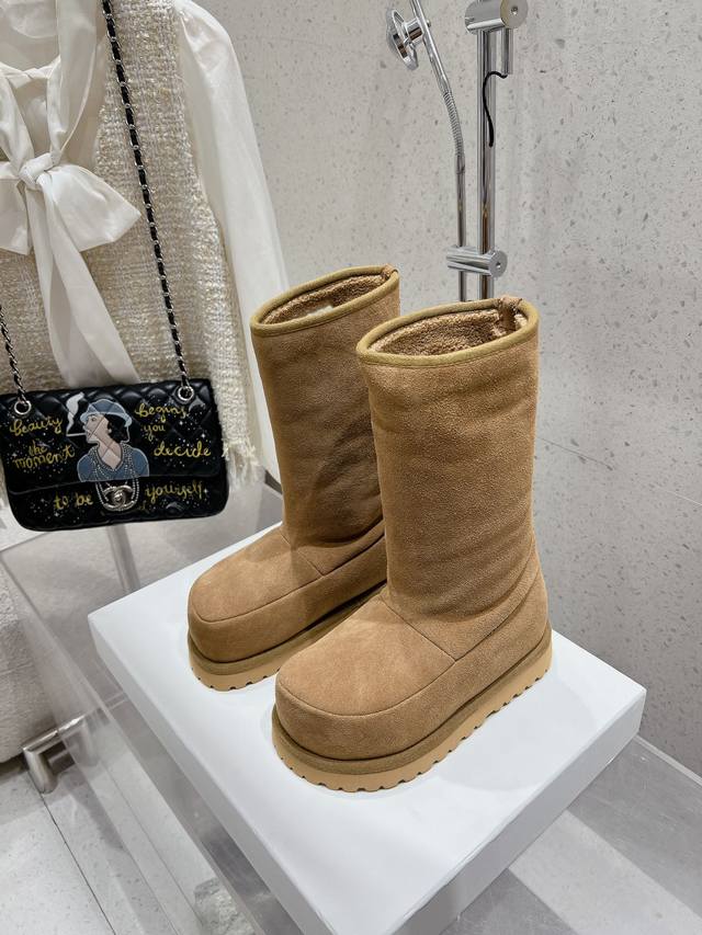 Maison Margiela 马吉尔MM6厚底雪地靴 火遍全球时尚圈的雪地靴系列 寒冬刷星“暖潮风” 全羊皮毛一体，保暖好穿！独具匠心，只此唯一！出街回头率最