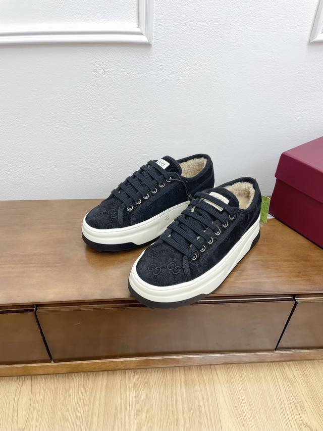 男10代购级Gucci tennis 1977 经典厚底羊毛鞋 最新秋冬季新品，情侣款 加厚纯羊毛，羊毛板鞋，高帮鞋~~~ 面料：经典双G压纹磨砂皮 内里：全羊