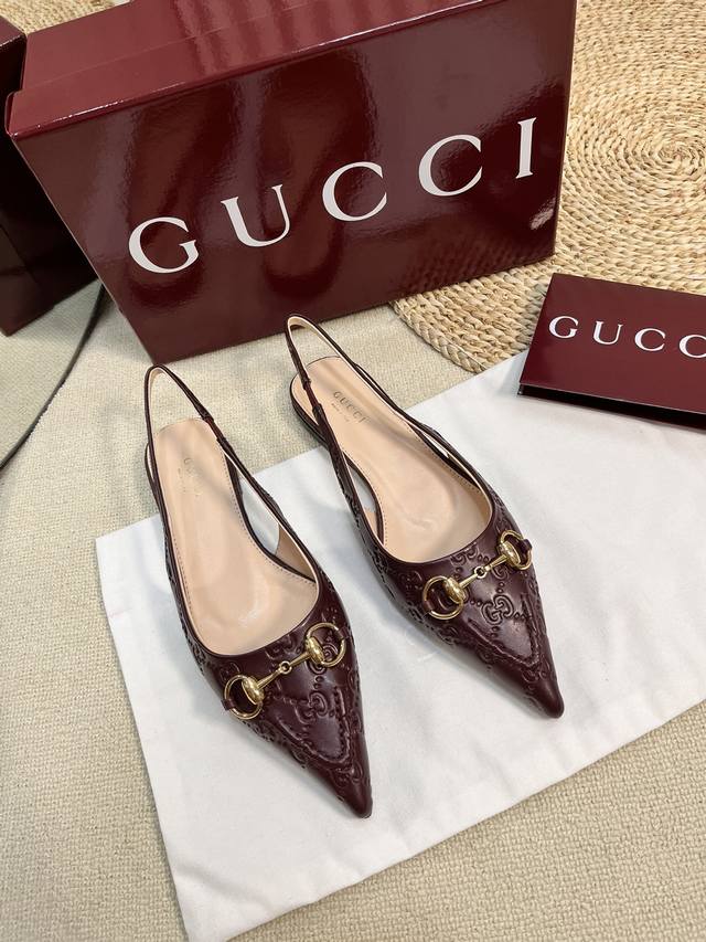 Gucci 24ss春夏新款 G家尖头马衔扣V型系列，经典再现，简约设计高雅品质，鞋面以压花羊皮双G皮材料匠心打造，鞋面缀饰亮眼的经典马衔扣，后带着釆用松紧带设