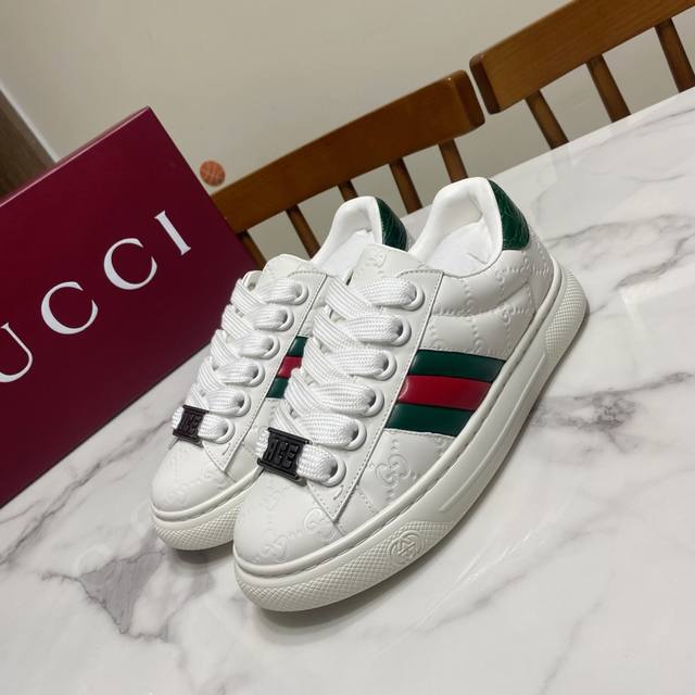 男款10 Gucci ACE系列 面包鞋，官网最新款，上脚超级柔软舒服，轻盈不累脚 鞋面为丝绸牛皮压花工艺，里垫为混种羊皮，TUP大底 底厚：3.5CM Siz