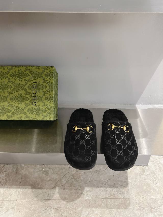 高品质 Gucci 24ss 秋冬新款 平底羊毛拖鞋 超舒适的 双带毛拖 简约随性 时髦有范，慵懒又不乏高级感，最舒适的拖鞋没有之一 随意上脚都好看有型，绝绝子