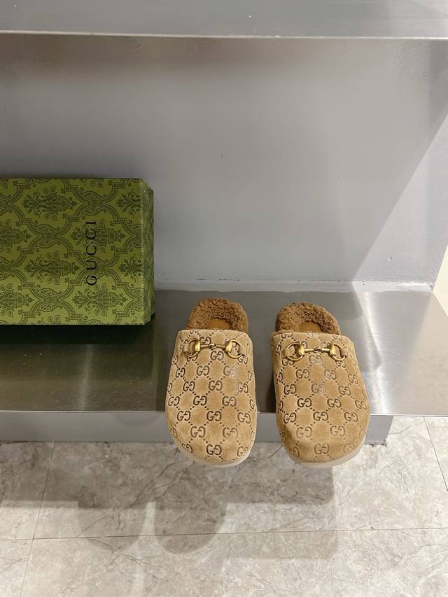 高品质 Gucci 24ss 秋冬新款 平底羊毛拖鞋 超舒适的 双带毛拖 简约随性 时髦有范，慵懒又不乏高级感，最舒适的拖鞋没有之一 随意上脚都好看有型，绝绝子