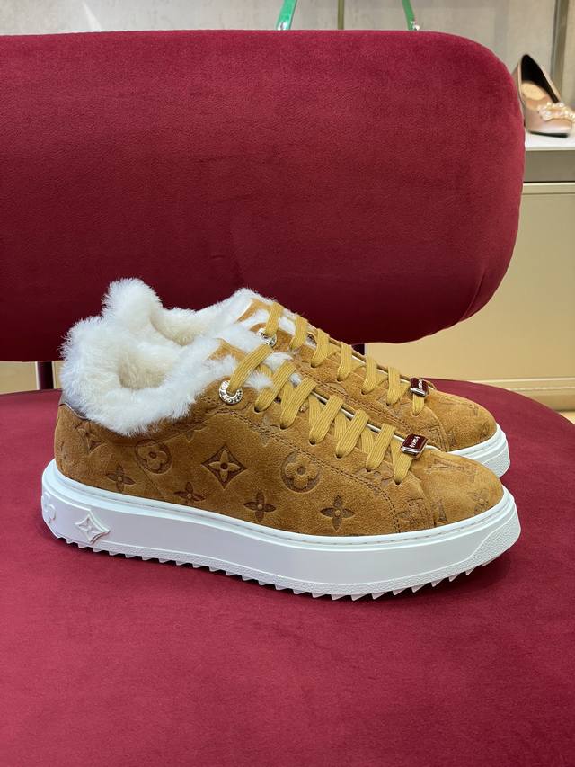 time out sneakers lv2024秋冬厚底运动鞋新品 经典麂皮面厚底运动鞋搭配羔羊毛元素， 这真是温柔又俏皮，时髦满分 原版tpu鞋底 size3