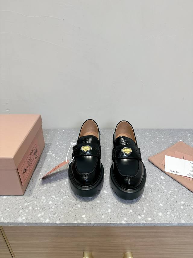 厚底 Miu Miu 24ss 秋冬 一脚蹬 乐福鞋 为你打造纤细大长腿 高级感十足，鞋面中间嵌入 复古又时髦，藏起来这种可爱小心思又甜又酷 鞋型圆润秀气，-点