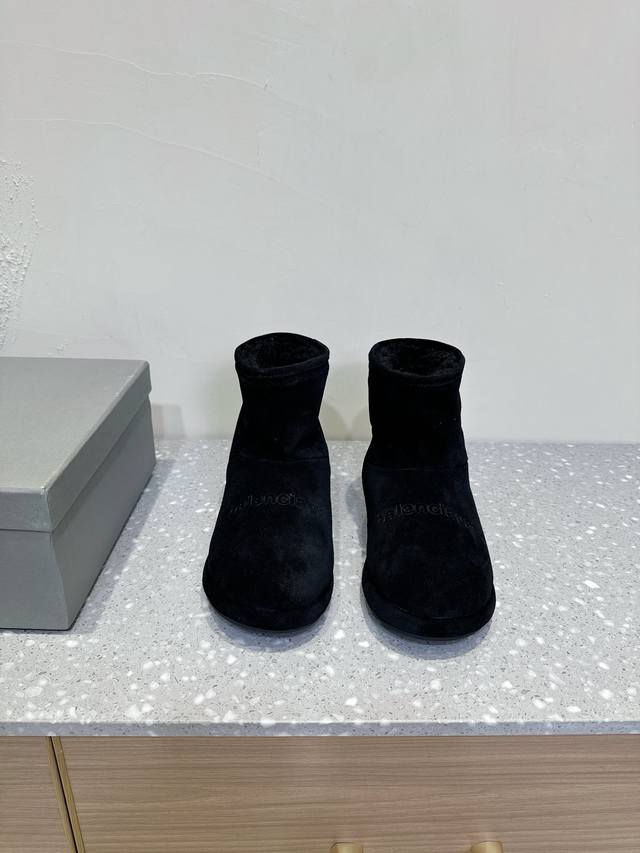 BALENCIAGA 巴黎世家 秋冬新款 勃肯毛拖.雪地靴 勃肯毛拖24秋冬秀款 脚感很舒服，原版麂皮面料随便简便穿搭 羊毛里 超级暖和 balenciaga正