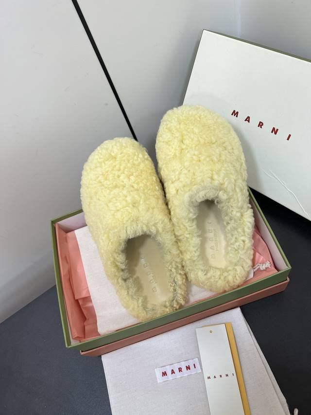 男款50Marni Sabot马毛拖鞋 一款巨型潮流四季包头马毛拖，让它成为了一道靓丽的风景线，质感让你的美足更加美丽、信心、舒心十足，不管居家还是外穿都是品味