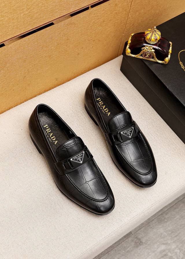 商品商标：PRADA 普拉达｝休闲皮鞋 正码码数: 38-44 45订制 商品材料：精选 进口头层小牛皮压花鞋面+奢华五金扣，进口水染牛皮内里。强烈立体视觉效果