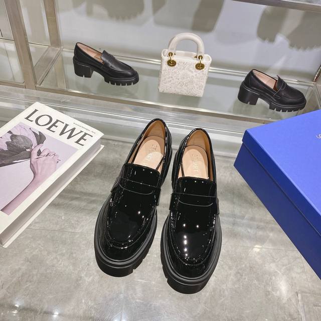 SOHO LOAFER采用品牌倍受喜爱的帅气SOHO厚底设计，为经典乐福鞋增添一抹时尚都市态度。SOHO厚底由60毫米粗跟及30毫米防水台组合而成，增高的同时轻