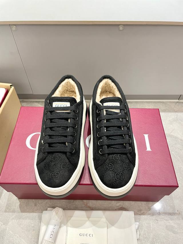 出 Gucci tennis 1977 经典厚底羊毛鞋 最新秋冬季新品，情侣款 加厚纯羊毛，羊毛板鞋，高帮鞋~~~ 面料：经典双G压纹磨砂皮 内里：全羊毛内里垫