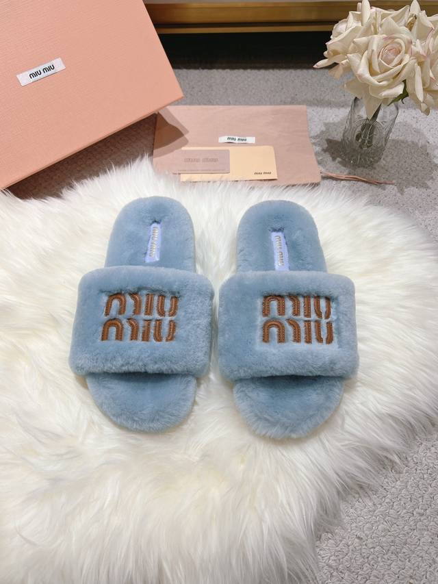 跑量款 miumiu*爆款毛拖 顶级直毛 优雅蓝色 2024新毛毛鞋 顶级品质 全新冰岛羊羔毛，双层皮毛一体鞋面舒适柔软，利落线条勾勒别致廓形，挥洒自信时髦。温