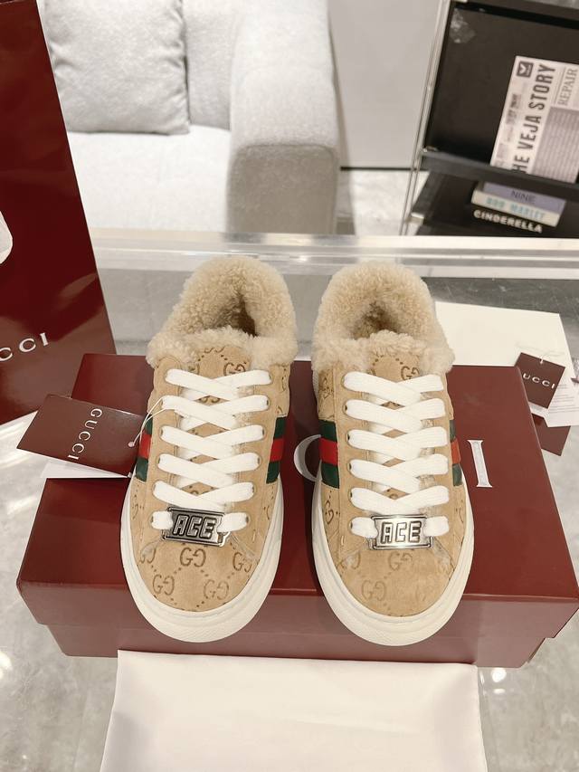 情侣款 Gucci Ace系列饰织带情侣款运动鞋 面包鞋 小白鞋 广受青睐的Ace系列运动鞋持续演绎品牌核心设计美学。在2024秋冬男士系列中，这款低帮鞋型搭配